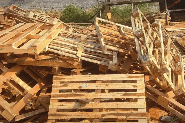 Industrial scrap wood dunnage timber blocks purchased for cash in UAE warehouses